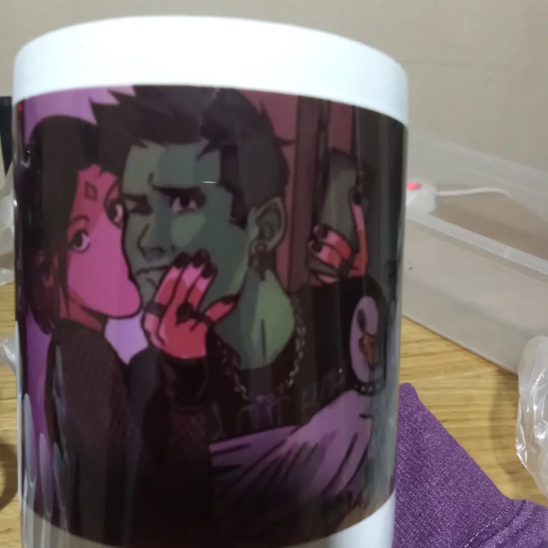 Taza Raven y Chico Bestia